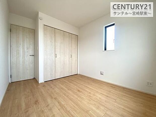 (洋室5.25帖)洋室には便利なクローゼットを設置。普段使いの衣類から季節物まで、しっかり収納できます。