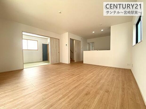 明るく、落ち着きのあるリビング♪ダイニングスペースも含めてゆとりのあるスペースで、ご家族でお食事や団らんしたり、ゆったりとしたご家族の時間を過ごせます♪