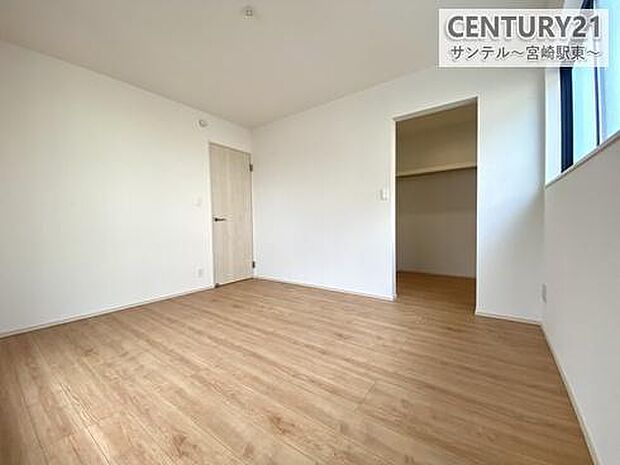 主寝室は7帖で、収納は壁一面に設計。大容量の収納力で、お部屋をすっきり保てます。