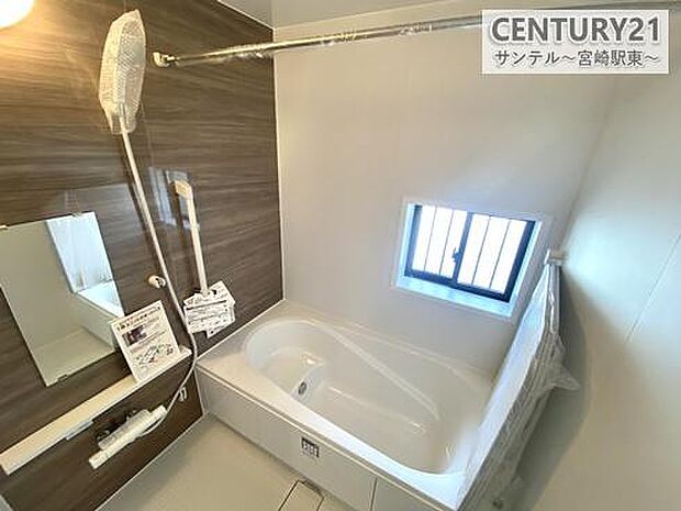 広々とした1坪のバスルーム。室内物干しがございます。窓もあって湿気をスッキリ排出♪