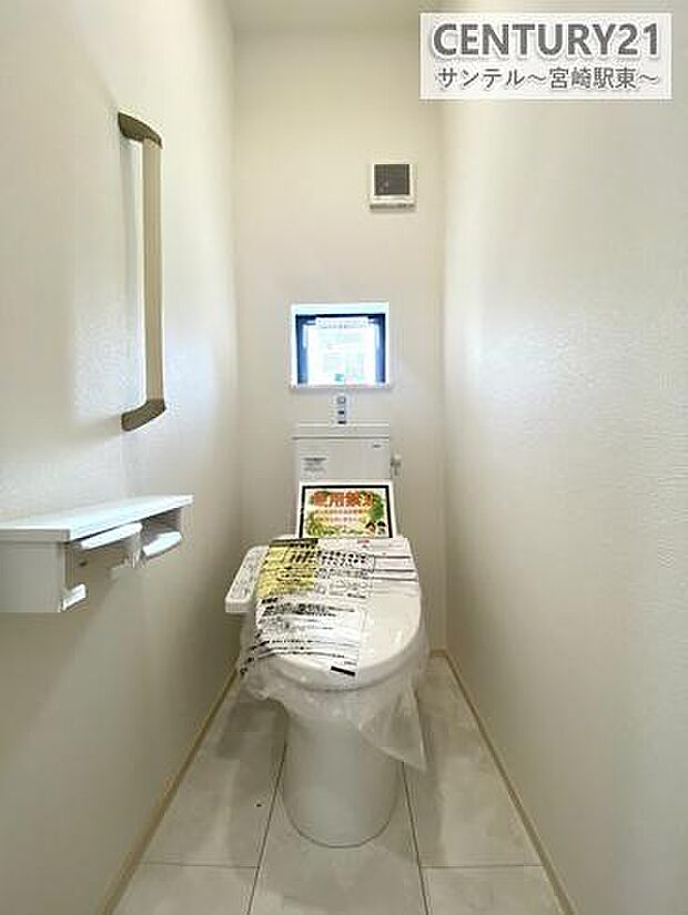 1階のトイレ♪換気できる小窓付きのトイレです!温水洗浄暖房便座でございます(^^♪2階もトイレ付いております。