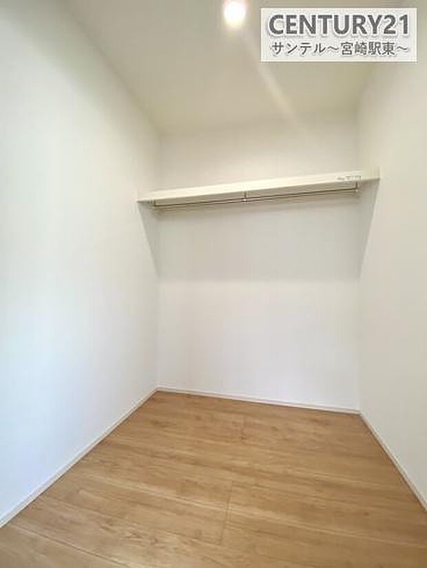 大容量のウォークインクローゼットです!ご夫婦のお洋服などを入れても十分な収納量♪