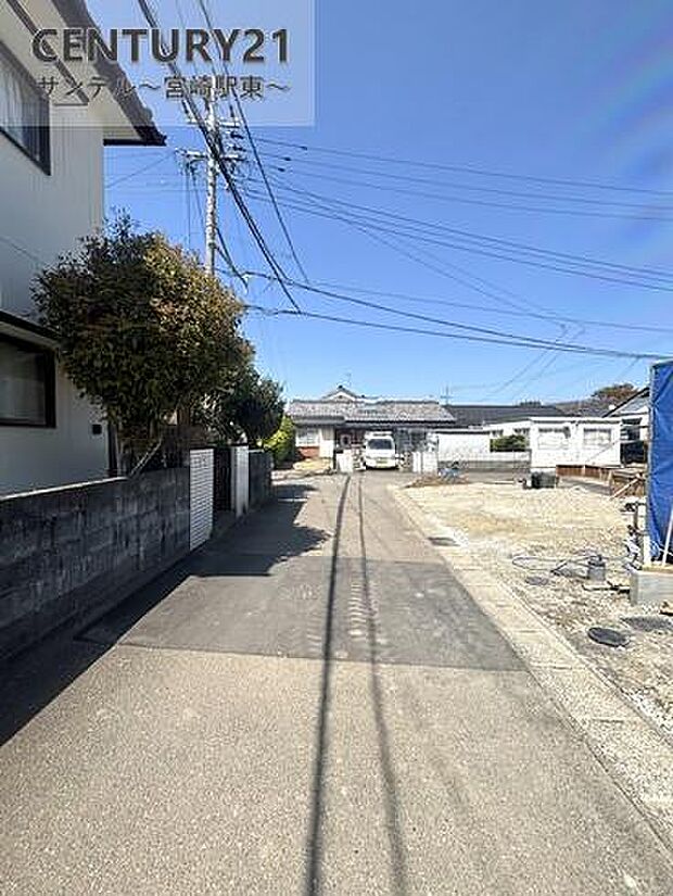 西側前面道路です♪