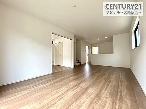 リビングに続くカウンターキッチンは、家族と会話を楽しみながら料理できる便利な空間。落ち着いた雰囲気、階段や和室もあり、家族団らんに最適です。