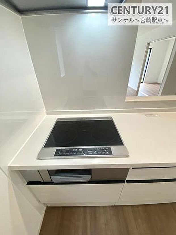 IHクッキングヒーター3口コンロ、グリル付です。