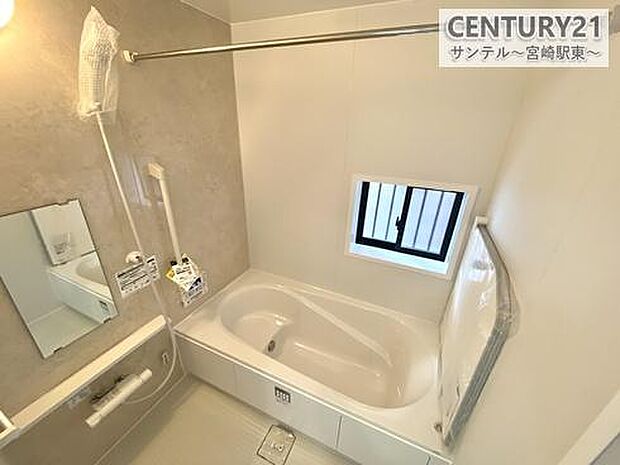 追い炊き・自動機能付きのバスルーム。換気も良好、鏡もあり毎日のバスタイムが快適に過ごせます。