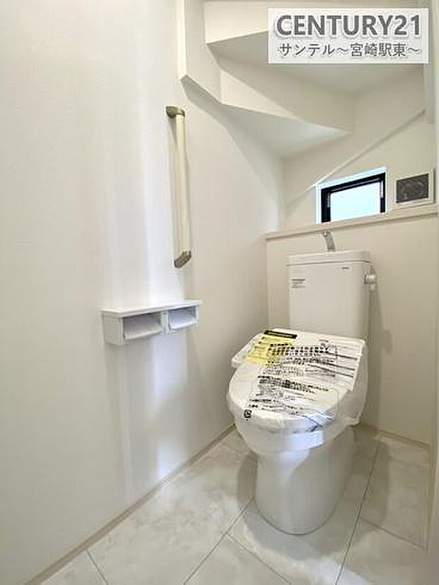 1階のトイレ♪換気できる小窓付きのトイレです!温水洗浄暖房便座でございます(^^♪2階もトイレ付いております。