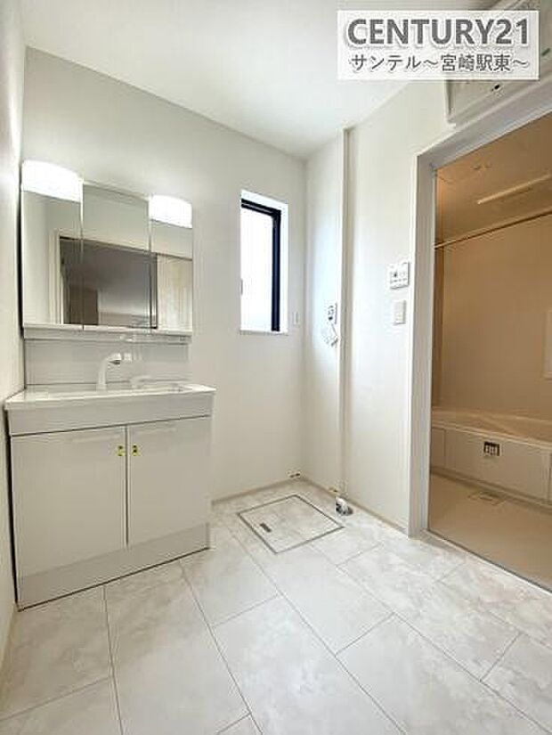 洗面化粧台は収納付きの三面鏡になってます♪朝のお忙しい時間帯でも三面鏡の洗面台ならお出かけ前のご準備も手助けしてくれること間違いなし♪