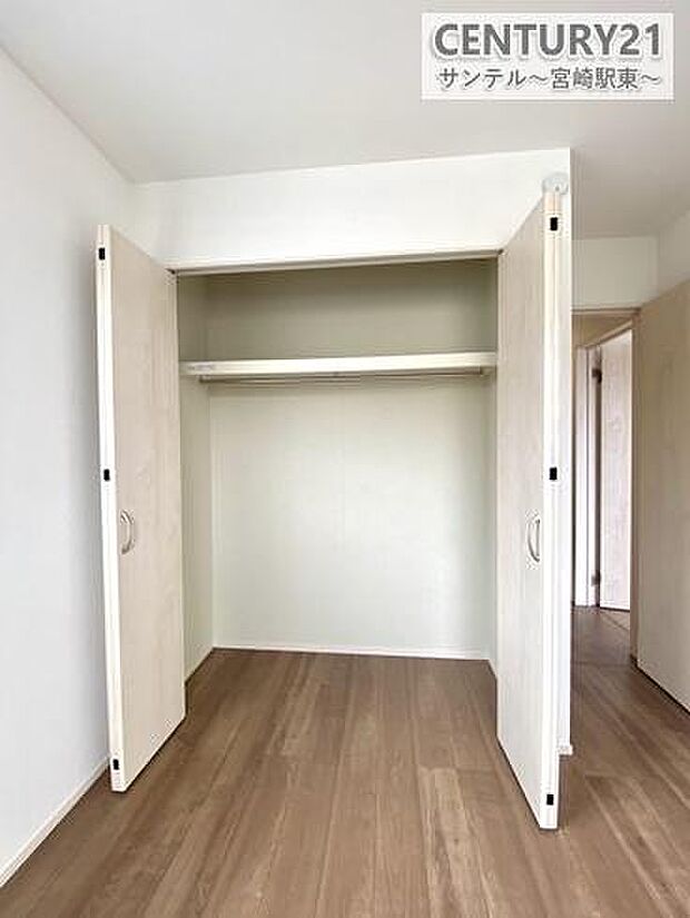 容量に余裕のあるクローゼットです!お子様のお洋服などを入れても十分な収納量♪