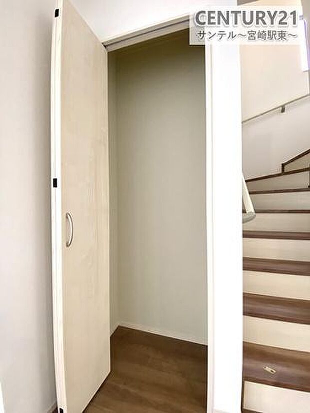 リビングの収納です。掃除用具やおもちゃの収納にぴったりですね♪