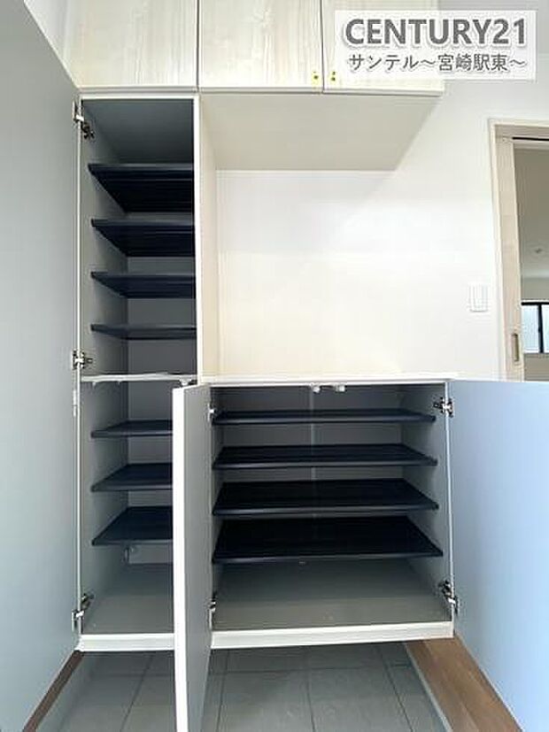 容量に余裕のあるクローゼットです!ご夫婦のお洋服などを入れても十分な収納量♪