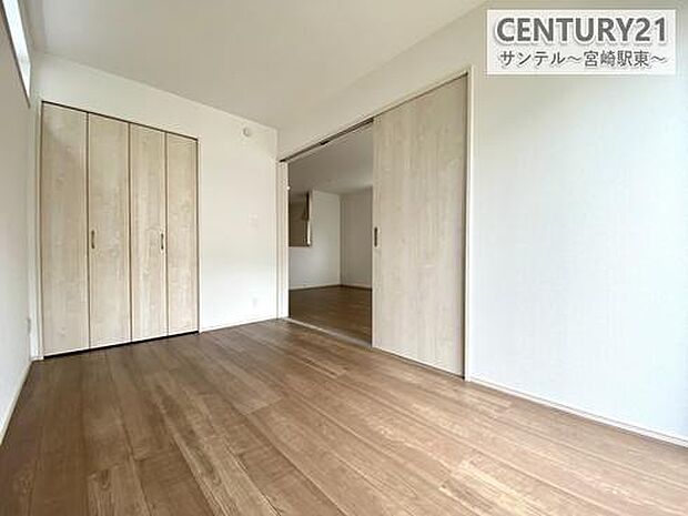 余裕のある洋室です!日当たり、風通し良好です(^^♪クローゼットも完備しております!