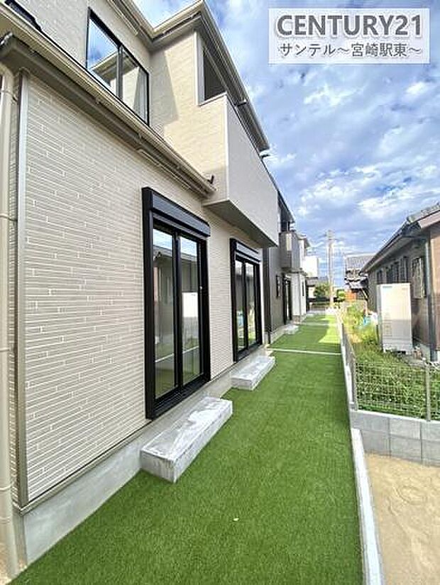 人工芝の庭付きでお手入れラクラク。アウトドアやガーデンパーティーにもぴったり!