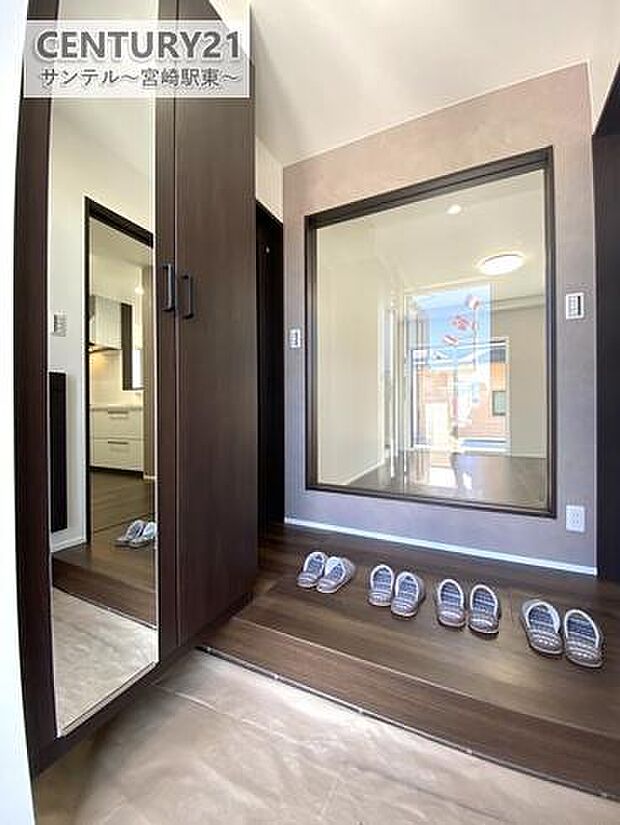 明るい玄関(^^♪容量にも余裕のあるシューズボックス完備しております！