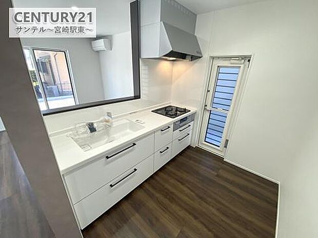 カウンターキッチンからリビングにいるご家族やお子様の様子が見えるので、コミュニケーションがとりながら、ご家族の大切な時間を共有できるキッチンです♪