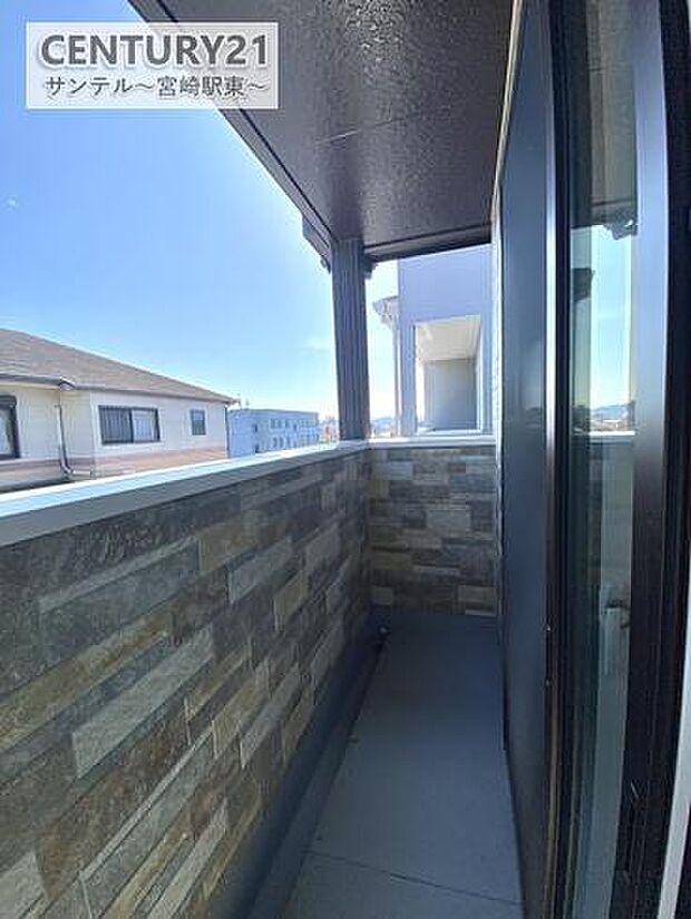 バルコニーです。日当たりばっちりで晴れた日は気持ちよい一日が過ごせます♪