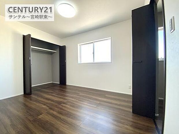 窓があって採光が差し込み明るい洋室です。