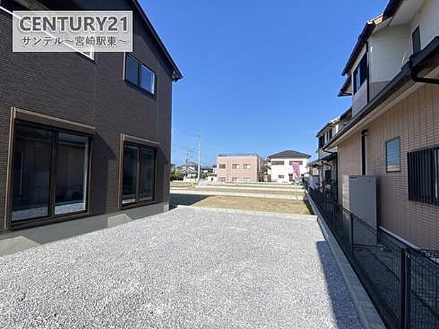 ご家族でお休みの日にはバーベキューをしたりと、想像するだけで素敵なスペースですね！砂利を敷いてますので防犯にも役立ちます！