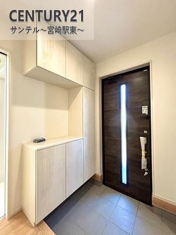 明るい玄関(^^♪容量にも余裕のあるシューズクローゼット完備しております!