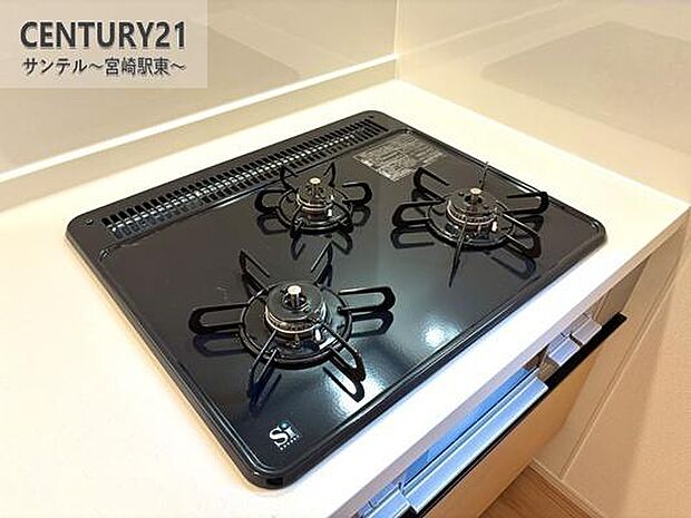 3口のガスコンロとグリル付のシステムキッチンです。