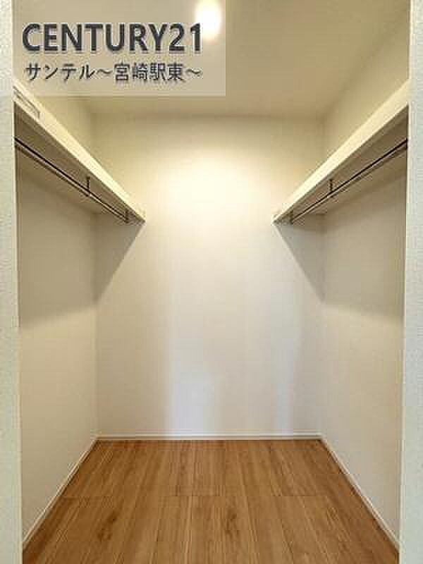 大容量のウォークインクローゼットです!ご夫婦のお洋服などを入れても十分な収納量♪