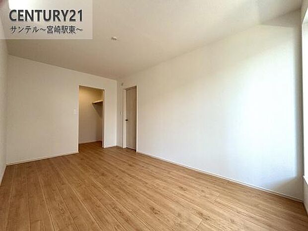 主寝室にいかがでしょうか♪日当たり、風通し良好です(^^♪大容量のクローゼットも完備しております!