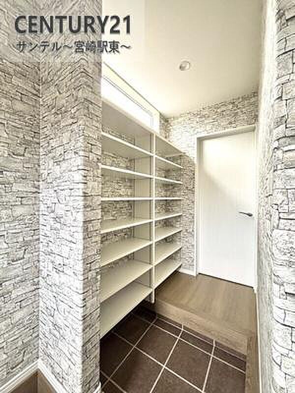 玄関には大容量のシューズクローゼットを設置。家族の靴もすっきり収納できて、いつでもキレイな玄関に!奥の扉はキッチン横に出れる回遊動線になっております。