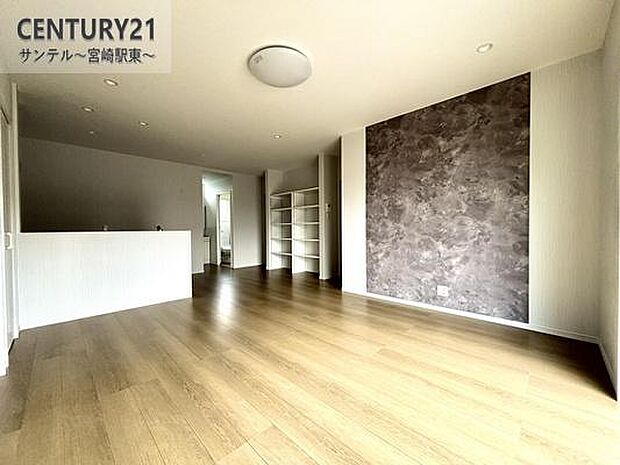 明るく、落ち着きのあるリビング♪ゆとりのあるスペースで、ご家族でお食事や団らんしたり、ゆったりとしたご家族の時間を過ごせます♪