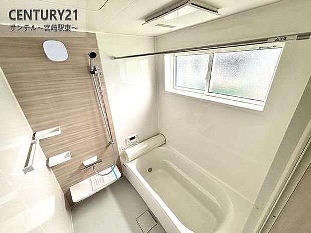 1日の疲れもゆっくり取ることのできる広々としたユニットバス♪浴室乾燥、涼風、暖房、換気システムが付いておりますので、快適なバスタイムを過ごせます♪