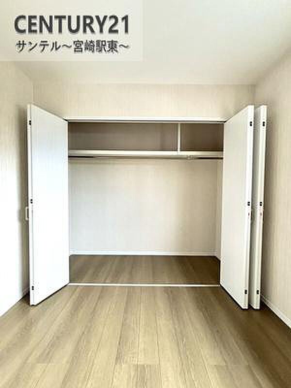 大容量のウォークインクローゼットです!ご夫婦のお洋服などを入れても十分な収納量♪