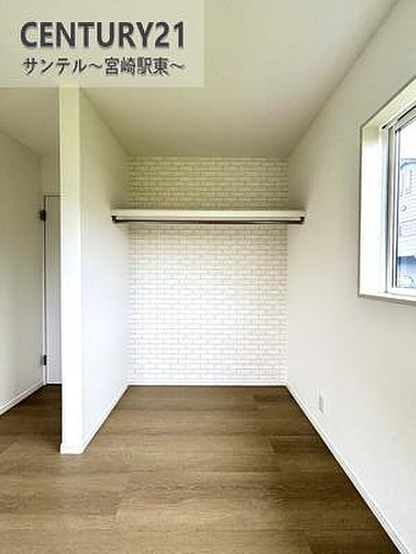 容量に余裕のあるオープンクローゼットです!お子様のお洋服などを入れても十分な収納量♪