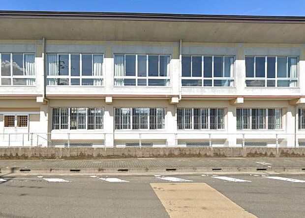 三股町立三股小学校まで893m