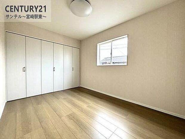 主寝室にいかがでしょうか♪日当たり、風通し良好です(^^♪クローゼットも完備しております!