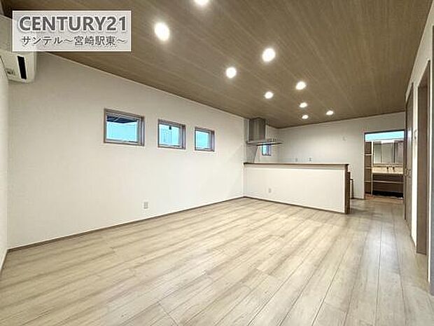 リビングは家具が配置しやすい造りになっております。壁掛けTV用の下地がございますので壁掛けをご検討されている方は工事の必要がございません。