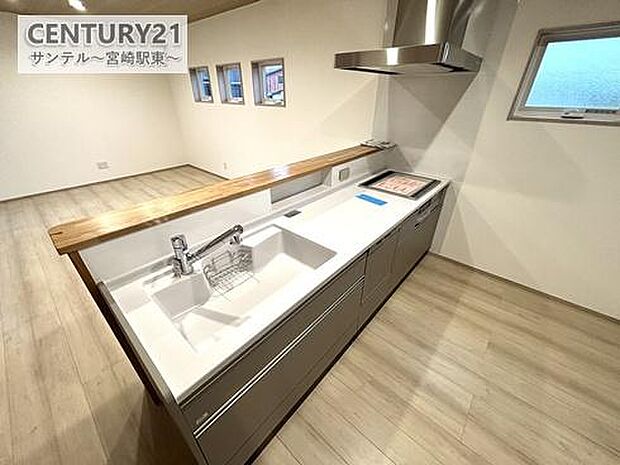 人工大理石のキッチンです。お手入れが簡単♪ご家族との会話が楽しめる対面式のキッチンです。