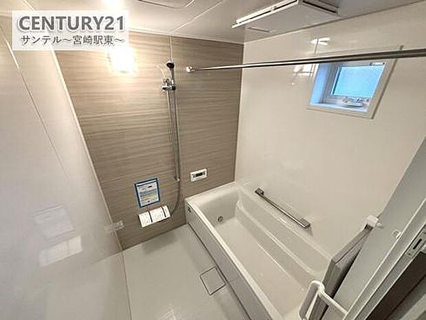 浴室乾燥機付きのバスルームです。1坪あるので足を伸ばしてゆったりとバスタイムをお楽しみ頂けます。物干しパイプもございます。