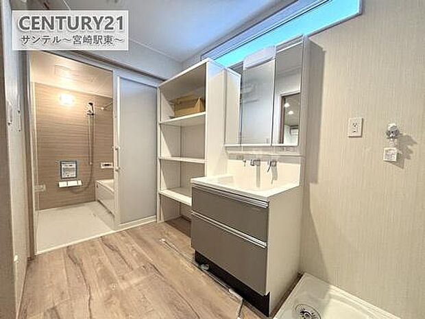 窓付の洗面所です。窓付で明るく、通気性も良好です!収納棚も備え付け♪