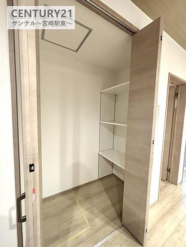 リビングにはパントリーがあり、日用品や食品のストックを収納出来ます。