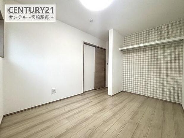 ベッドや勉強机の配置がしやすい洋室です。照明もついております。