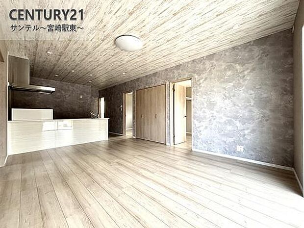 明るく、落ち着きのあるリビング♪ダイニングスペースも含めてゆとりのあるスペースで、ご家族でお食事や団らんしたり、ゆったりとしたご家族の時間を過ごせます♪