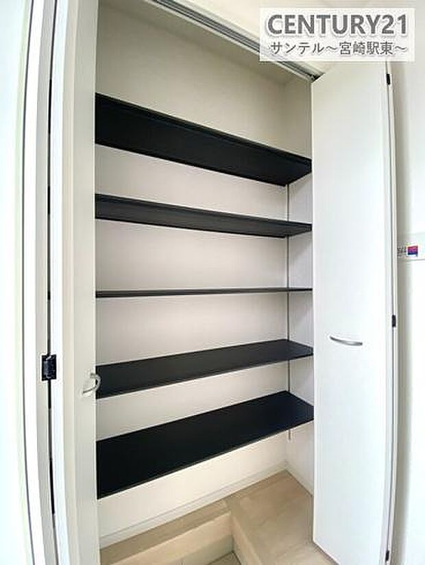 高さ調整できるシューズボックスで、ブーツやヒールもすっきり収納。使い勝手のいい玄関収納！