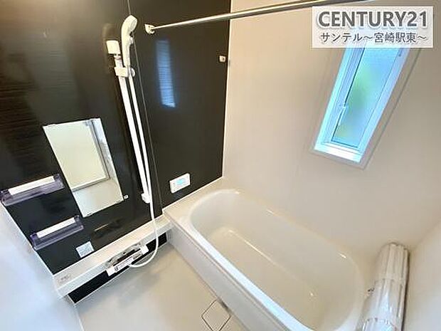 1坪のゆったりバスルームに浴室乾燥機付き。毎日の疲れを癒しつつ、洗濯物もカラッと乾いて快適！