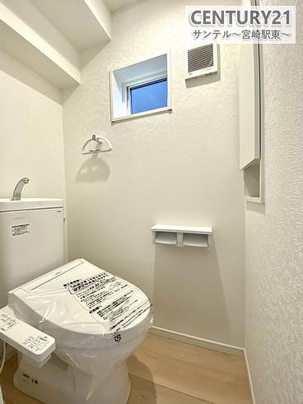 トイレに便利な収納棚付き。トイレットペーパーや掃除道具もすっきり収まり、見た目も清潔！