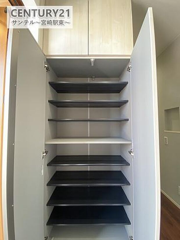 玄関にはシューズクローゼットも完備しております!