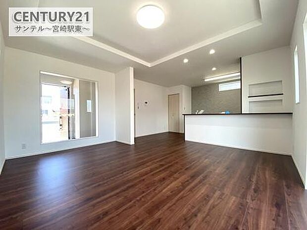 リビングは家具が配置しやすい造りになっております。家族が集まる場所だからこそ、こだわりの家具を置きたいですよね(^^♪勾配天井の為解放感がありますね!