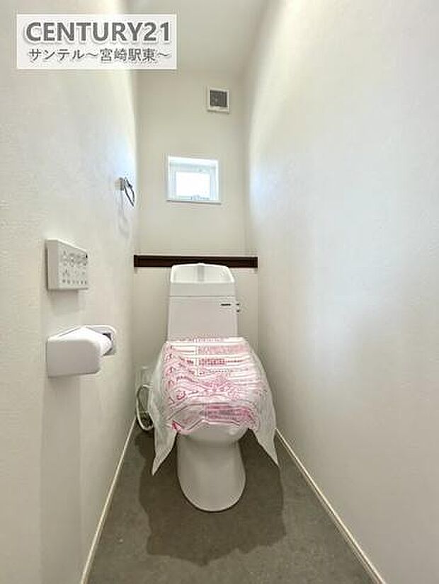 1階のトイレ♪換気できる小窓付きのトイレです!温水洗浄暖房便座でございます(^^♪