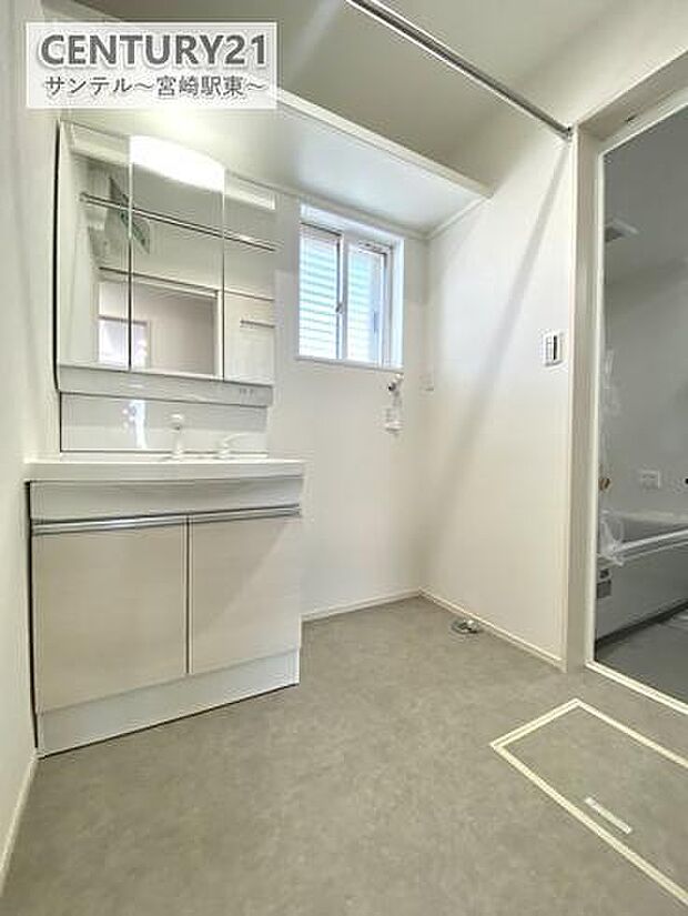 洗面化粧台は収納付きの三面鏡になってます♪朝のお忙しい時間帯でも三面鏡の洗面台ならお出かけ前のご準備も手助けしてくれること間違いなし♪