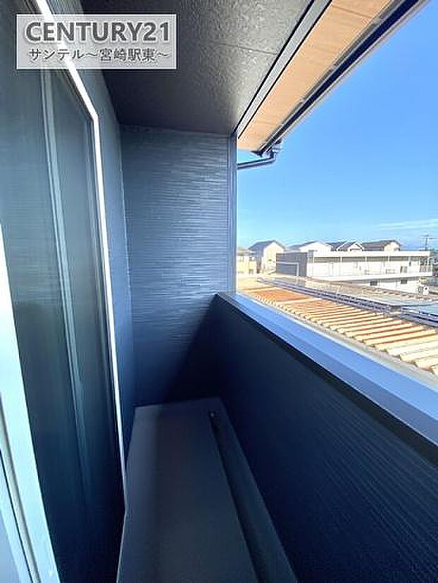 バルコニーです。日当たりばっちりで晴れた日は気持ちよい一日が過ごせます♪