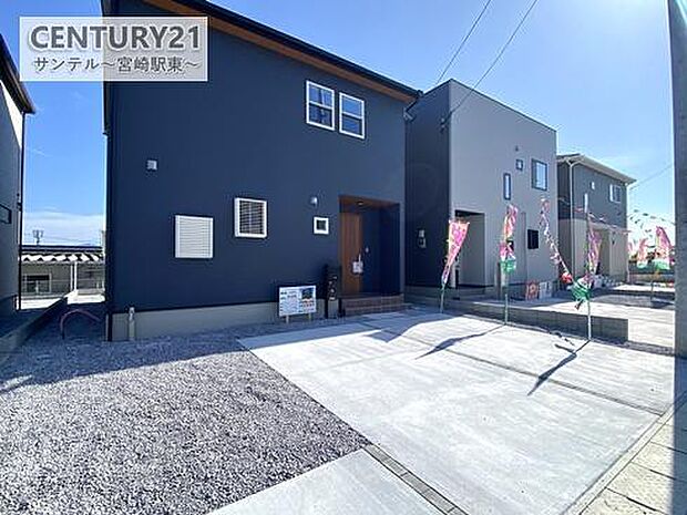 駐車場は4台駐車可能!※車種による。スペースも広く駐車が苦手な方でも楽に駐車可能です(^^♪