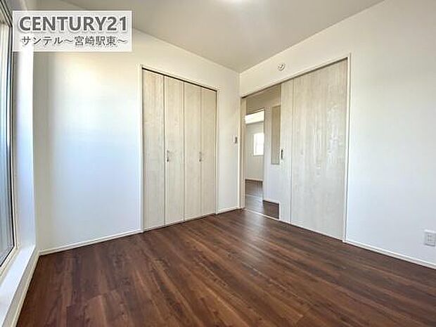 余裕のある洋室です!日当たり、風通し良好です(^^♪クローゼット収納も完備しております!